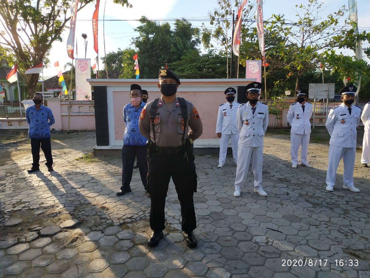 Upacara Penurunan Bendera Merah Putih Dalam Rangka HUT ke-75 Republik Indonesia di Halaman Kecamatan Sedan