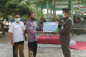 Bupati Rembang memeberikan Santunan Kematian Kepada Ahli Waris Almarhum Achmad Hilalul Mafachir, Mantan Kades Sidorejo.