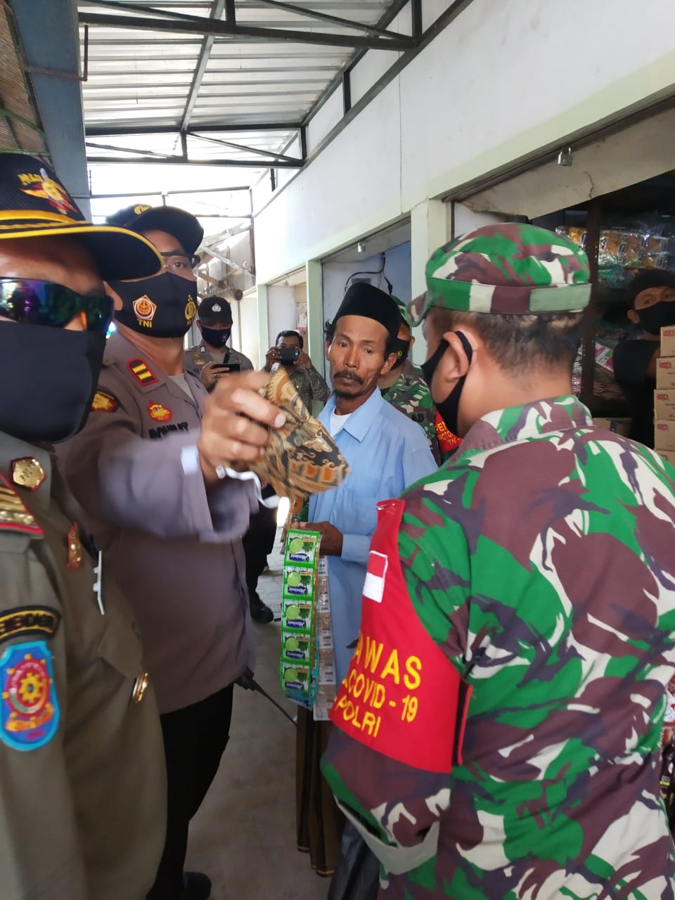 PEDAGANG DAN PENGUNJUNG PASAR SEDAN MASIH BANYAK YANG TIDAK MEMAKAI MASKER